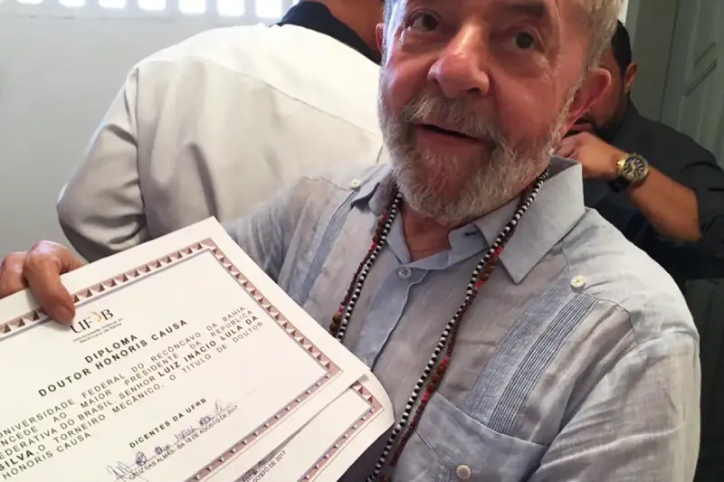 Estudantes da UFRB entregam diploma com erros a Lula Estudantes da UFRB entregam diploma com erros a Lula