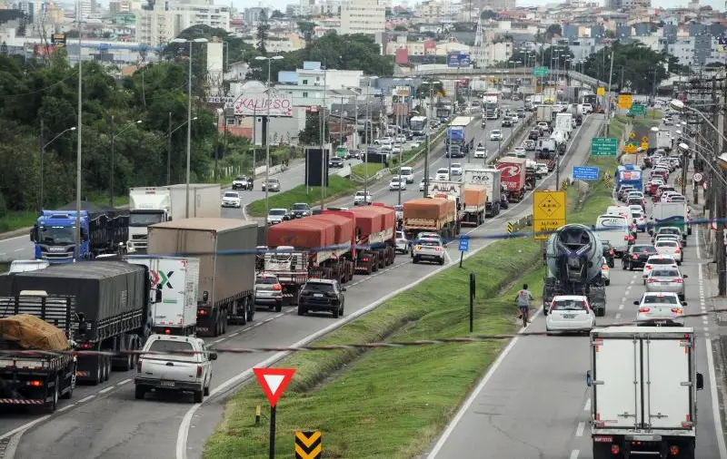 Feriado deve levar 1,3 milhão de veículos à BR-101 em SC Feriado deve levar 1,3 milhão de veículos à BR-101 em SC