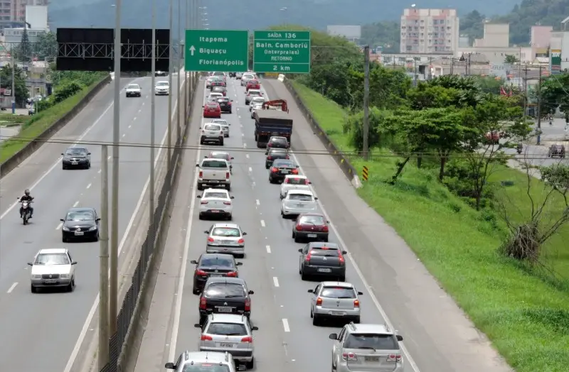 BR-101: Mais de 1,3 milhão de veículos durante feriados em Santa Catarina BR-101: Mais de 1,3 milhão de veículos durante feriados em Santa Catarina