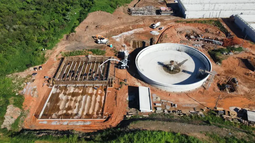 Mais uma etapa importante das obras da nova Estação de Tratamento de Esgoto Potecas foi concluída em São José. A CASAN coordenou duas megaconcretagens para erguer os tanques de contato e de aeração da futura estrutura. Mais uma etapa importante das obras da nova Estação de Tratamento de Esgoto Potecas foi concluída em São José. A CASAN coordenou duas megaconcretagens para erguer os tanques de contato e de aeração da futura estrutura.
