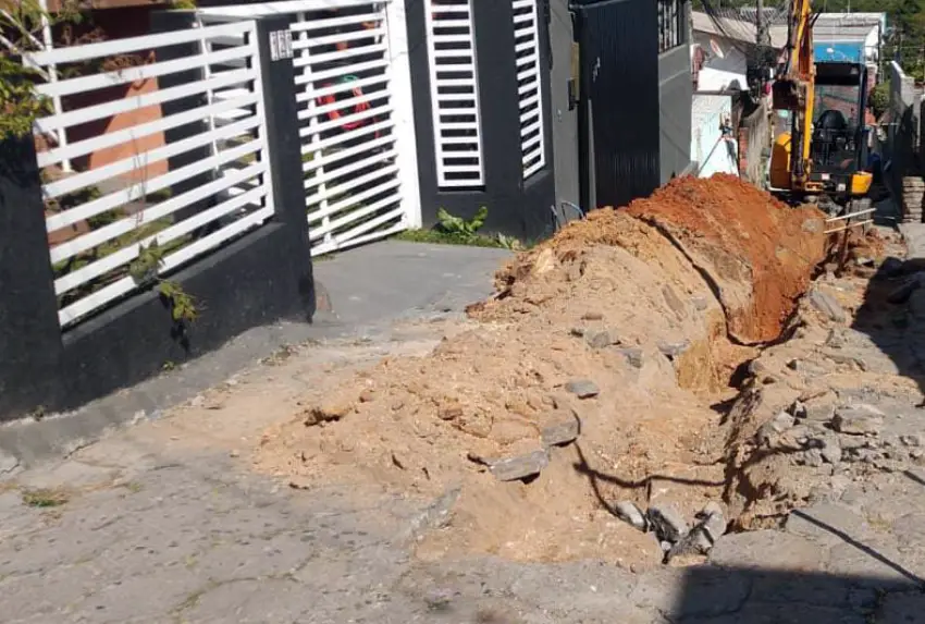 CASAN amplia rede de esgoto com novas frentes de serviço