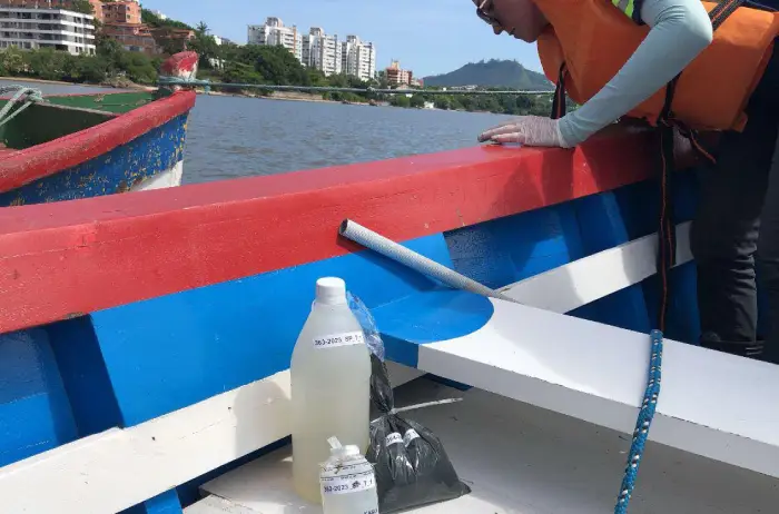 Monitoramento da CASAN revela impacto do esgoto nos rios urbanos Monitoramento da CASAN revela impacto do esgoto nos rios urbanos