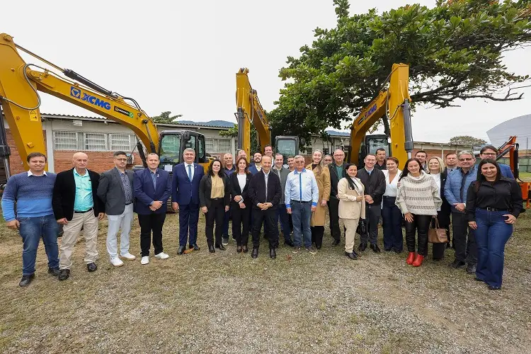 Reforço no campo: novo trator fortalece setor rural de Palhoça Reforço no campo: novo trator fortalece setor rural de Palhoça
