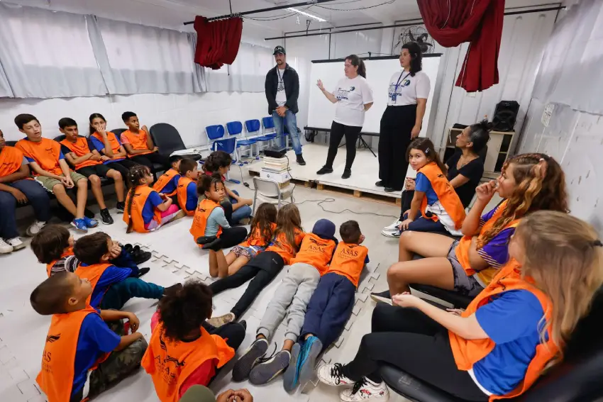 Ação ambiental da CASAN mobiliza jovens em Canasvieiras Ação ambiental da CASAN mobiliza jovens em Canasvieiras