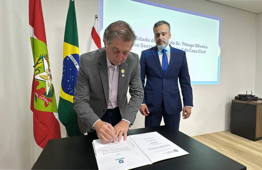 Prefeito Topázio Neto empossa Thiago de Oliveira na Casa Civil em ato político estratégico com vistas às eleições de 2026.