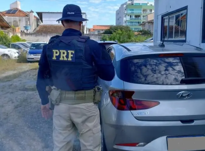 PRF recupera veículo roubado em Palhoça em abordagem na BR-101 PRF recupera veículo roubado em Palhoça em abordagem na BR-101
