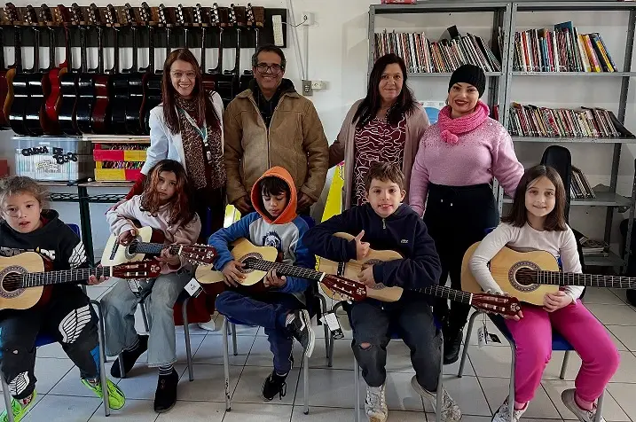 Palhoça amplia acesso de alunos à música com entrega de instrumentos Palhoça amplia acesso de alunos à música com entrega de instrumentos