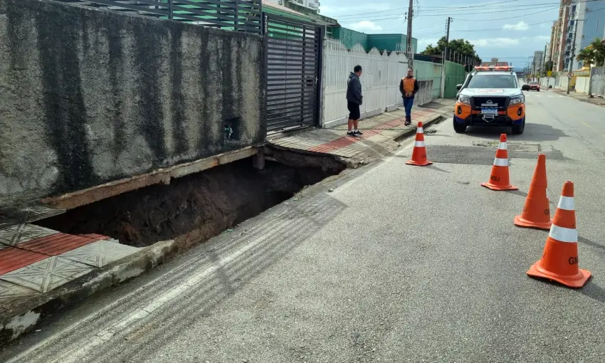 Defesa Civil intervém após calçada ceder em São José Defesa Civil intervém após calçada ceder em São José