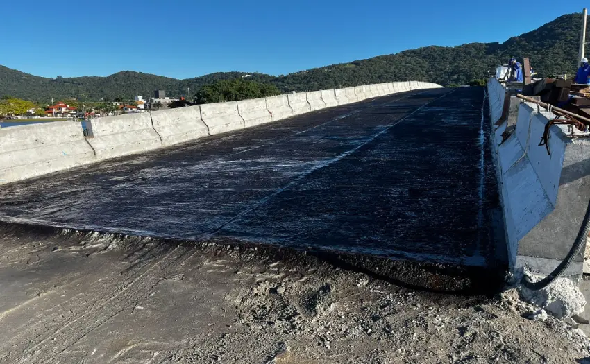 Asfaltamento avança na nova ponte da Lagoa e abertura parcial deve ocorrer em julho.