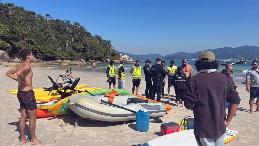 Operação apreende caiaques e pedalinhos em área protegida Operação apreende caiaques e pedalinhos em área protegida