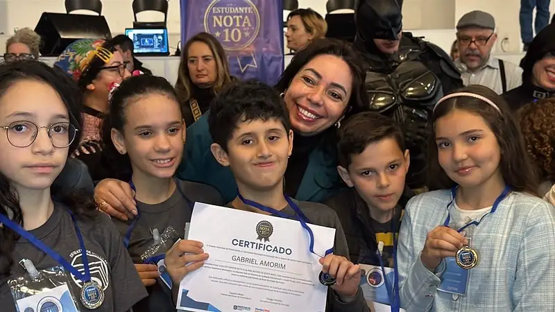 Alunos de destaque em Florianópolis recebem reconhecimento oficial Alunos de destaque em Florianópolis recebem reconhecimento oficial