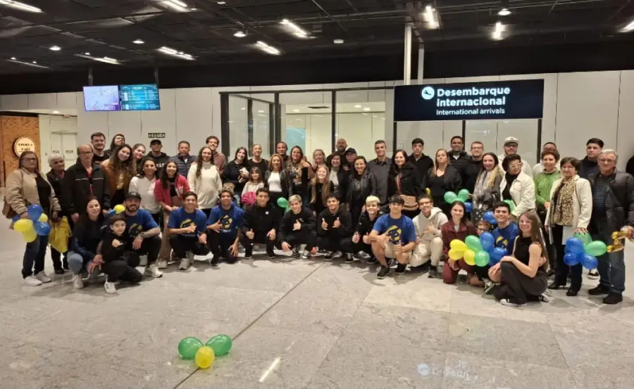 Heron Mangrich e equipe de Jiu-Jítsu da Startdoing são recepcionados com festa no Floripa Airport em retorno de Abu Dhabi Heron Mangrich e equipe de Jiu-Jítsu da Startdoing são recepcionados com festa no Floripa Airport em retorno de Abu Dhabi