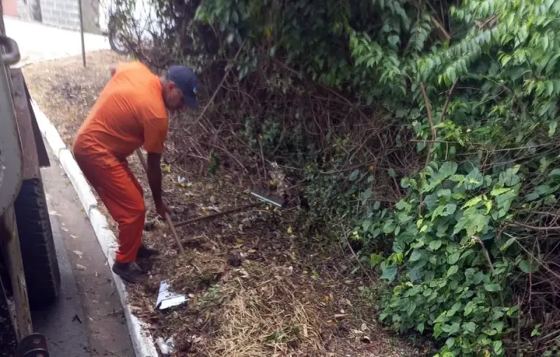 Equipes intensificam serviços de limpeza e capina em bairros de São José Equipes intensificam serviços de limpeza e capina em bairros de São José