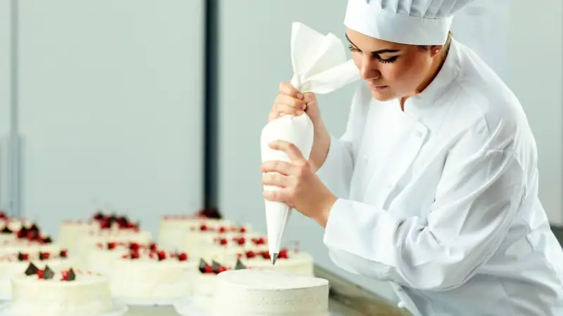 Curso gratuito de confeitaria abre inscrições em Biguaçu nos dias 4 e 5 de setembro.