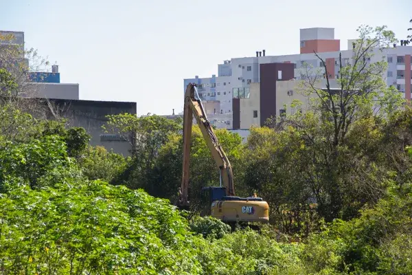 Prefeitura reforça limpeza de rios e valas para evitar alagamentos Prefeitura reforça limpeza de rios e valas para evitar alagamentos