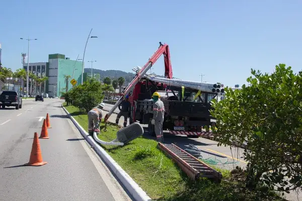 Modernização em LED avança na Beira-Mar de São José Modernização em LED avança na Beira-Mar de São José