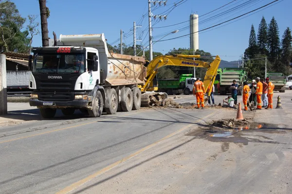 São José intensifica trabalhos de drenagem e pavimentação no bairro Forquilhas São José intensifica trabalhos de drenagem e pavimentação no bairro Forquilhas