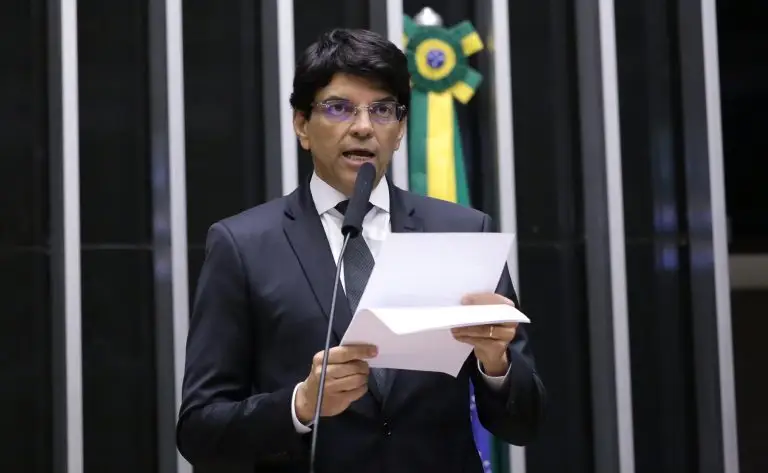 PEC das Prerrogativas avança e gera debate sobre poderes do STF PEC das Prerrogativas avança e gera debate sobre poderes do STF