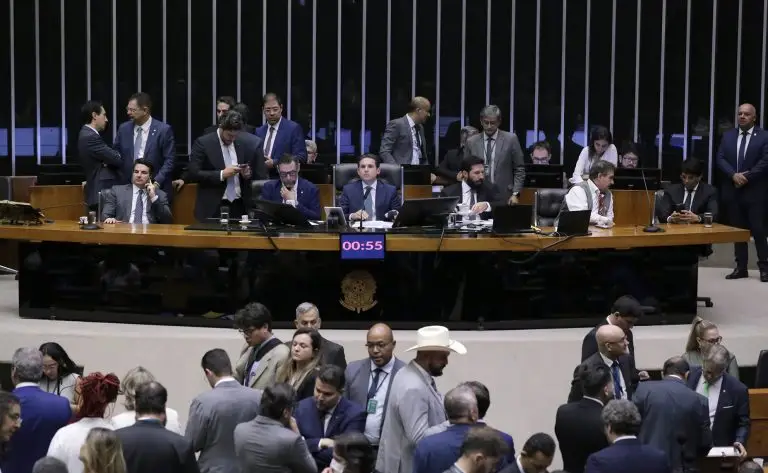 Câmara aprova PEC das Prerrogativas em 2º turno; STF precisará de aval do Congresso para processar deputados e senadores.