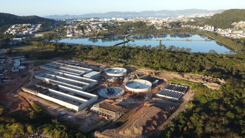 Obras da Casan avançam para ligar antiga lagoa à nova ETE Obras da Casan avançam para ligar antiga lagoa à nova ETE
