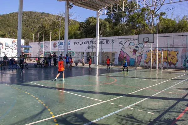 Evento na Praça CEU em São José celebra 7 anos com futsal infantil e integração da comunidade.