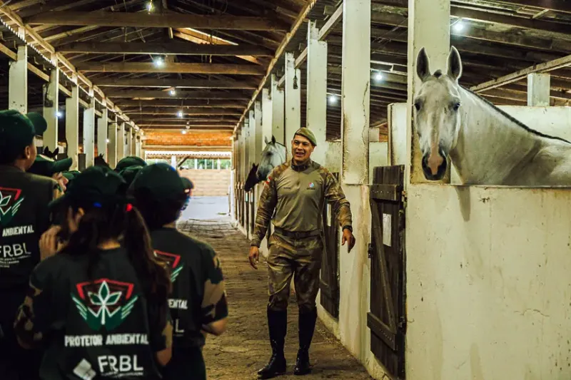 Estudantes de São José participam de aula marcante na Cavalaria Estudantes de São José participam de aula marcante na Cavalaria