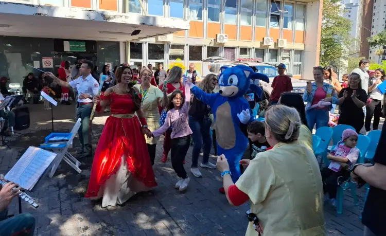 AVOS celebra Dia das Crianças no Hospital Infantil Joana de Gusmão com festa solidária, alegria, amor e personagens encantadores.