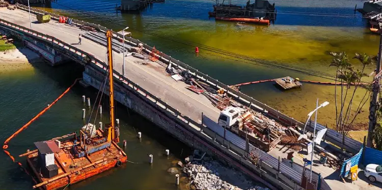 Antiga ponte da Lagoa começa a ser demolida para revitalização urbana Antiga ponte da Lagoa começa a ser demolida para revitalização urbana