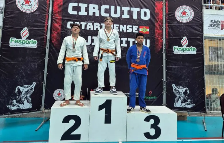 Heron Mangrich Geremias conquista ouro em todas as etapas do Campeonato Catarinense de Jiu-Jítsu 2025, destacando-se como promessa estadual.