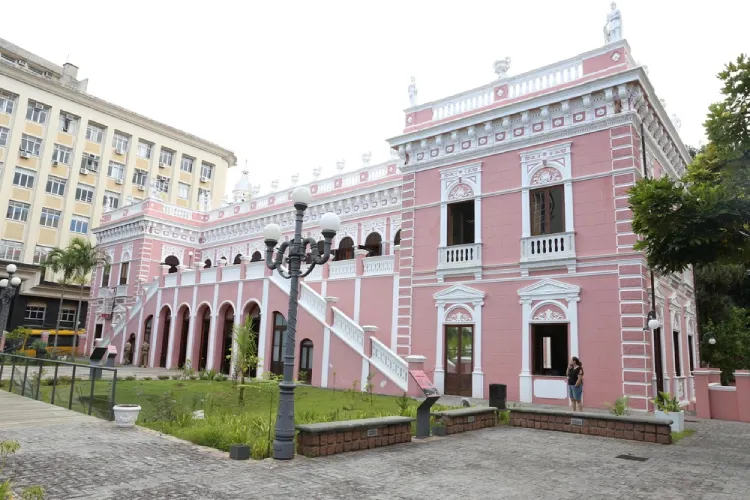 Dom Pedro II inspira mostra inédita no coração de Florianópolis