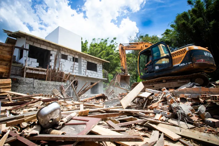 Força-tarefa derruba obras ilegais e reforça proteção ambiental na Capital Força-tarefa derruba obras ilegais e reforça proteção ambiental na Capital