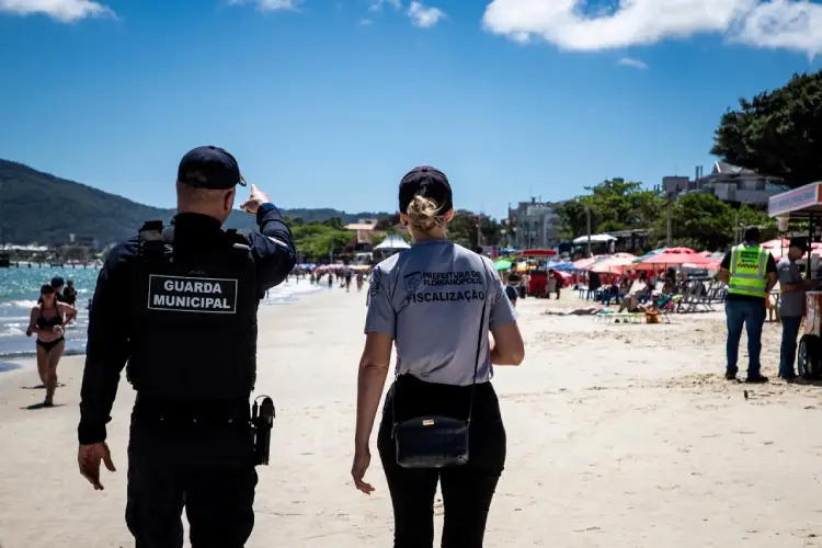 Operação Verão intensifica fiscalização e retira carrinhos irregulares em Florianópolis Operação Verão intensifica fiscalização e retira carrinhos irregulares em Florianópolis