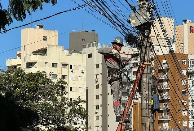 Celesc retira 150 toneladas de fiação irregular em SC. Entenda como cabos clandestinos impactam segurança e tarifas de energia em 2025.
