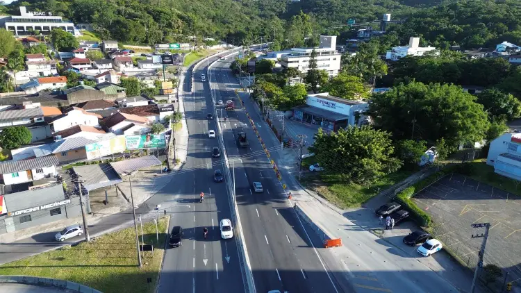 Terceira pista da SC-401 entra em operação antecipada em Florianópolis, reforçando trânsito, segurança viária e planejamento urbano durante a alta temporada turística.