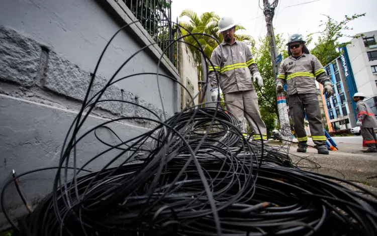 Mutirão Limpa-poste retira cabos obsoletos em Florianópolis Mutirão Limpa-poste retira cabos obsoletos em Florianópolis