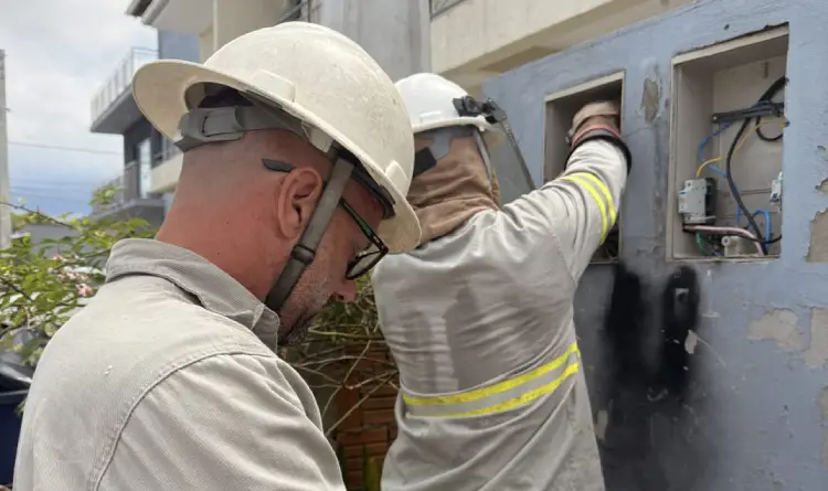 CELESC realiza regularização em Florianópolis CELESC realiza regularização em Florianópolis