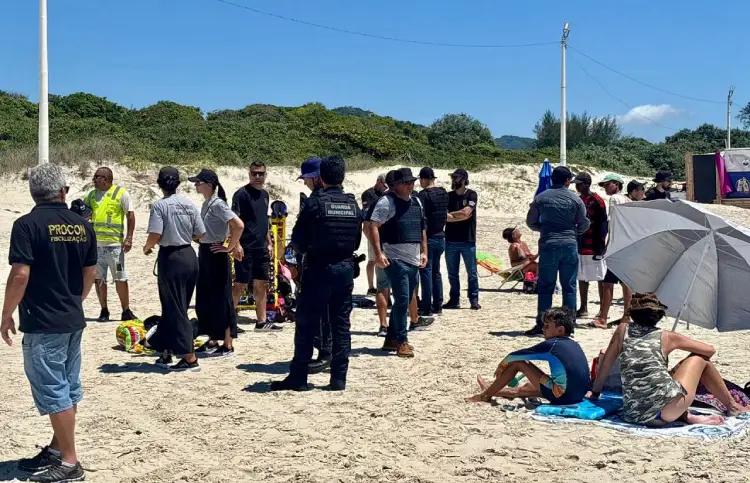Operação Verão prende quatro pessoas na praia do Campeche durante arrastão da legalidade que apreendeu facas e comércio irregular em Florianópolis.