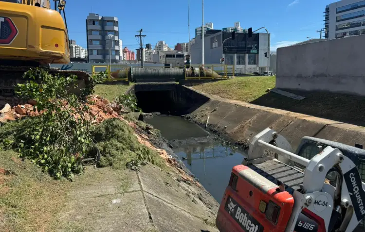 Rio Araújo passa por limpeza em São José Rio Araújo passa por limpeza em São José