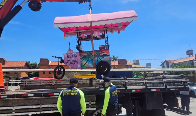 Operação Verão em Florianópolis apreende 22 carrinhos irregulares em Canasvieiras. Fiscalização integrada combate comércio ambulante sem alvará e protege frequentadores das praias.