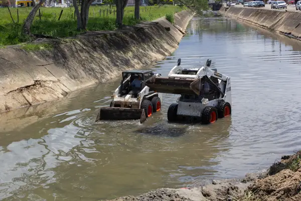 Desassoreamento do Rio Três Henriques avança em São José Desassoreamento do Rio Três Henriques avança em São José