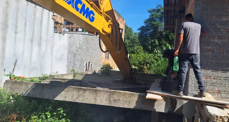 São José remove obra irregular em córrego São José remove obra irregular em córrego