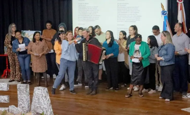 EJA em São José mantém matrículas abertas para 2026, com aulas noturnas e cinco polos para jovens e adultos concluírem o Ensino Fundamental.