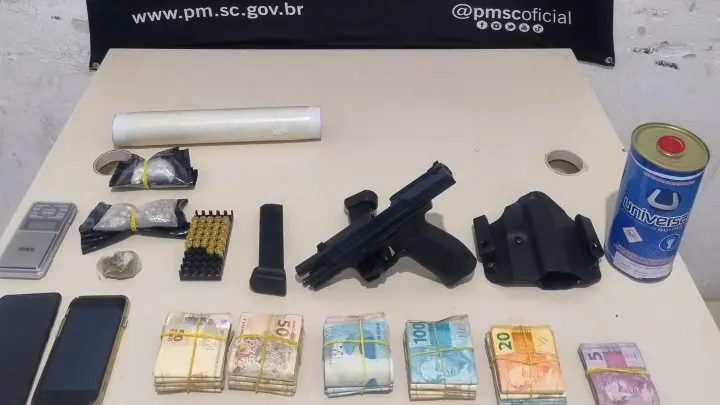 BOPE apreende arma, drogas e R$ 24 mil em Palhoça BOPE apreende arma, drogas e R$ 24 mil em Palhoça