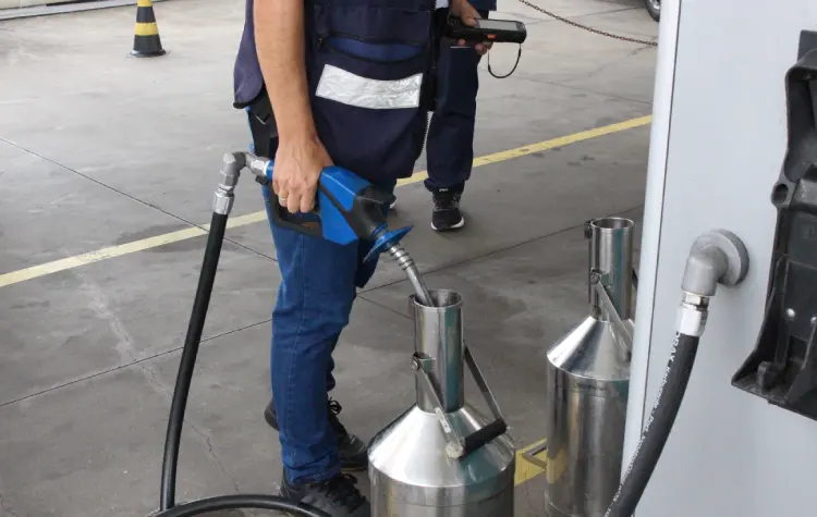 Imetro-SC flagra fraudes em postos de combustíveis de SC Imetro-SC flagra fraudes em postos de combustíveis de SC