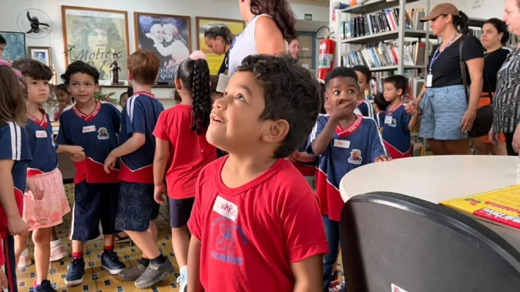 Crianças do CEI Los Angeles exploram pontos históricos de São José em passeio pedagógico cheio de descobertas e cultura.