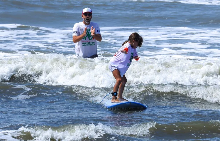 Programa de Incentivo ao Esporte leva ciclismo e surf gratuitos a crianças e jovens de Santa Catarina.