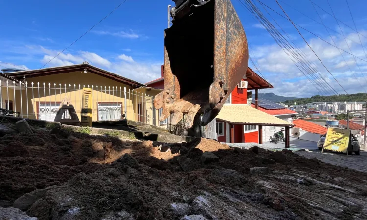 Prefeitura de São José inicia obras de drenagem com implosão de rocha na Fazenda Santo Antônio para resolver alagamentos recorrentes.