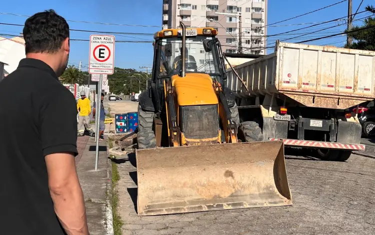 Obras de drenagem avançam no Kobrasol, ampliam escoamento de água e prometem reduzir alagamentos com nova infraestrutura urbana em São José.