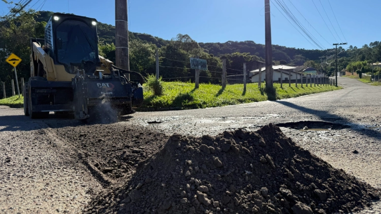 Manutenção asfáltica no Morro do Avaí avança Manutenção asfáltica no Morro do Avaí avança