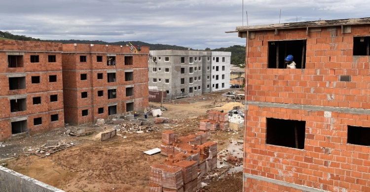 50% das obras concluídas no Residencial Horto Florestal marcam nova etapa do projeto habitacional em São José com previsão de entrega para 2027.